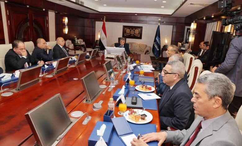 الفريق أسامة ربيع يلتقي ممثلي الخطوط والتوكيلات الملاحية لمتابعة حركة الملاحة بالقناة بعد استقرار الأوضاع بالبحر الأحمر