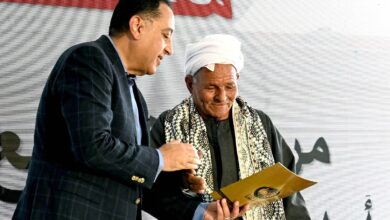 رئيس الوزراء يسلم عقود وحدات العمارات الجديدة بديل الإيواء بالمنيا