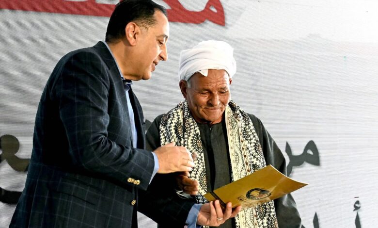 رئيس الوزراء يسلم عقود وحدات العمارات الجديدة بديل الإيواء بالمنيا رئيس الوزراء يسلم عقود وحدات العمارات الجديدة بديل الإيواء بالمنيا