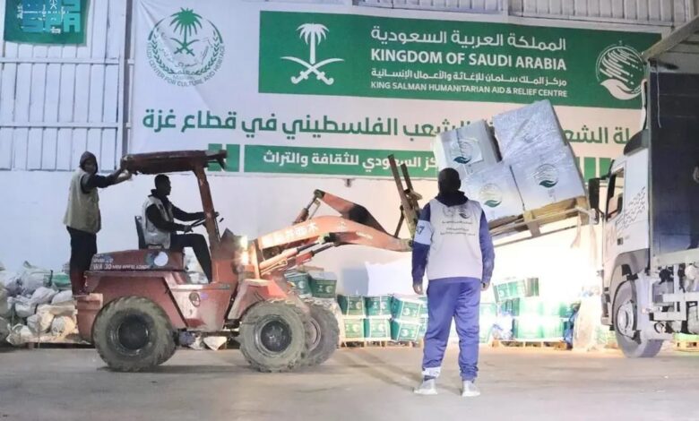استمرار تدفق المساعدات السعودية.. قافلتان إغاثيتان تصلان إلى قطاع غزة استمرار تدفق المساعدات السعودية.. قافلتان إغاثيتان تصلان إلى قطاع غزة