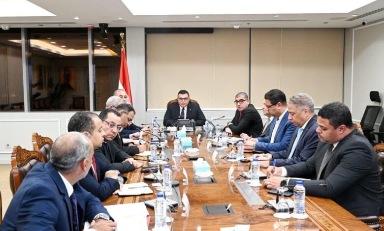 وزير الإسكان يتابع مشروعات الصيانة ورفع الكفاءة ومنظومة النظافة بالشروق