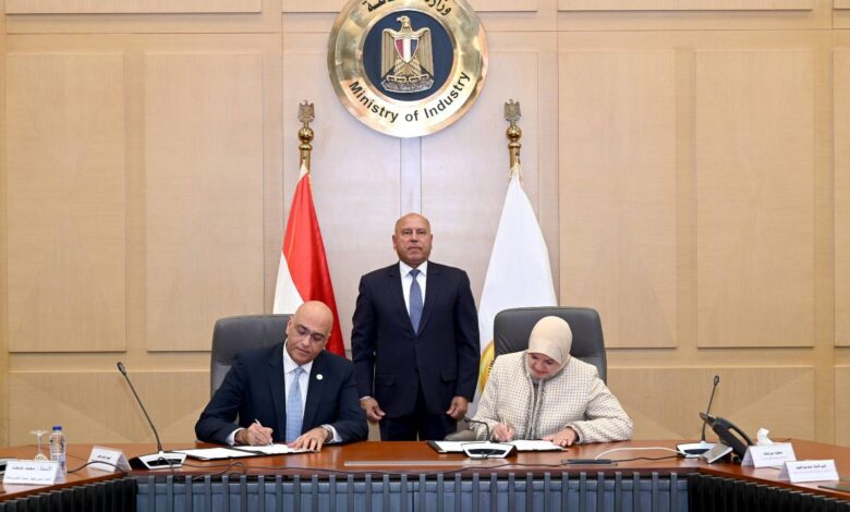 توقيع مذكرة تفاهم لتعظيم دور المشروعات الصغيرة في التنمية الصناعية وتوطين الصناعات المغذية توقيع مذكرة تفاهم لتعظيم دور المشروعات الصغيرة في التنمية الصناعية وتوطين الصناعات المغذية