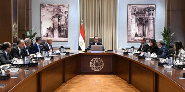 رئيس الوزراء يبحث توطين صناعة السيارات وتعزيز تنافسية المناطق الحرة لجذب الاستثمارات