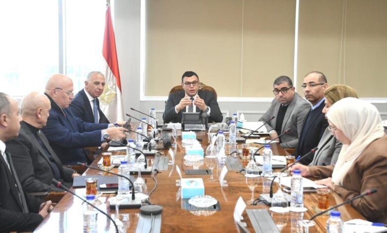 وزير الإسكان يعقد اجتماعًا مع شركة السويدي لتسريع تنفيذ مشروعات الكهرباء بالمدن الجديدة
