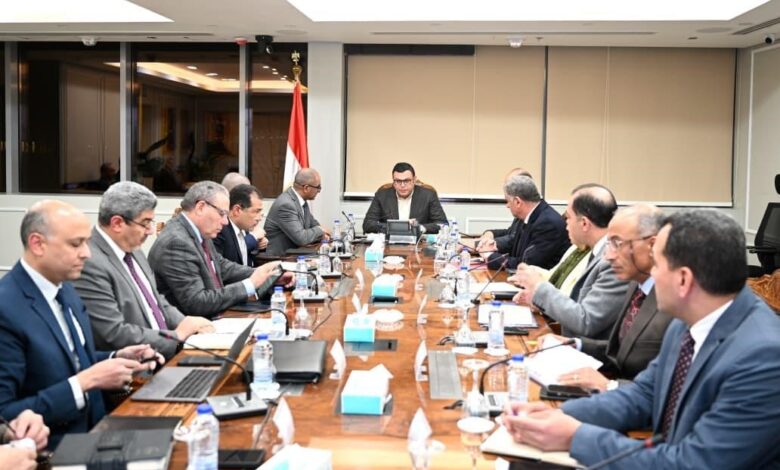 وزير الإسكان يتابع الموقف التنفيذي لمشروعات «حياة كريمة»