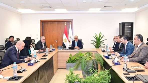 وزير الري يبحث مع المقرر الأممي توفير المياه الآمنة للمواطنين