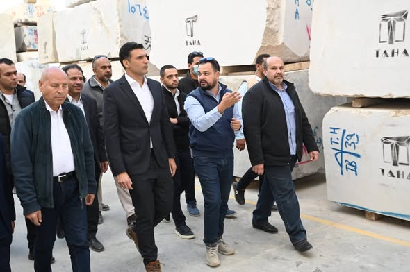 وزير الصناعة يتفقد 5 مصانع للرخام والجرانيت بشق الثعبان