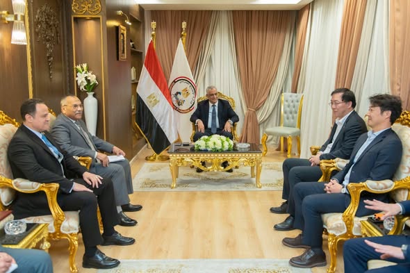 وزير الإنتاج الحربي يبحث مع “Hanwha الكورية” تعزيز التعاون المشترك