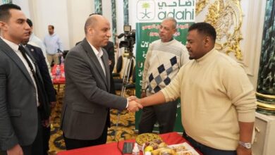 وزير العمل يتفقد اختبارات 2800 عامل من المرشحين لموسم الحج على مهنة “جزار”