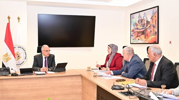 وزير الري يبحث مع نواب البرلمان طلبات المواطنين وتطهير الترع وصيانة محطات الرفع