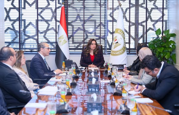 منال عوض تبحث مع مؤسسة “أخبار اليوم” الدراسة البيئية لمشروع المدرسة الدولية