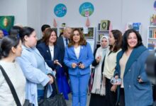 توزيع هدايا عينية.. منال عوض تدعم محاربات السرطان بمؤسسة بهية