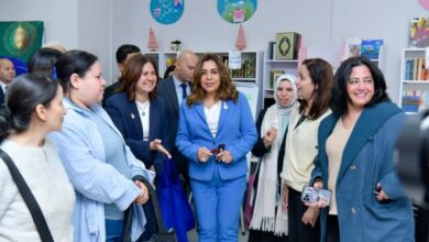 توزيع هدايا عينية.. منال عوض تدعم محاربات السرطان بمؤسسة بهية