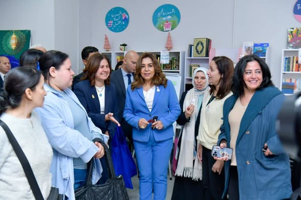 توزيع هدايا عينية.. منال عوض تدعم محاربات السرطان بمؤسسة بهية