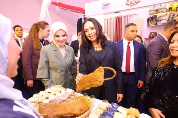 مايا مرسي ووزيرة الأسرة التركية تزوران معرض «ديارنا للحرف اليدوية» مايا مرسي ووزيرة الأسرة التركية تزوران معرض «ديارنا للحرف اليدوية»