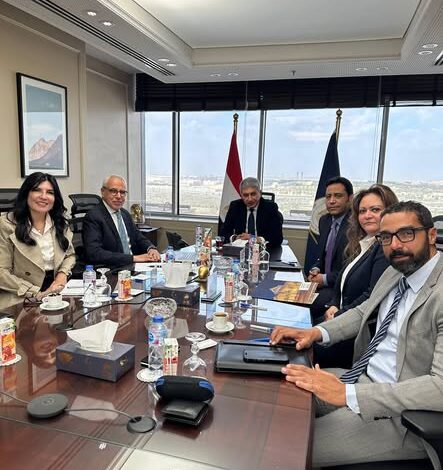 وزير السياحة يبحث خطة تسويقية جديدة متكاملة للمتحف القومي للحضارة وزير السياحة يبحث خطة تسويقية جديدة متكاملة للمتحف القومي للحضارة