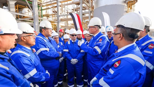 وزير البترول يتفقد الوحدات الإنتاجية لشركة القاهرة لتكرير البترول ويجري حوارًا مع العاملين