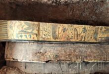 اكتشاف خبيئة توابيت ملونة لمنشدي آمون بالقرنة في محافظة الأقصر 