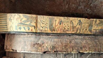 اكتشاف خبيئة توابيت ملونة لمنشدي آمون بالقرنة في محافظة الأقصر 