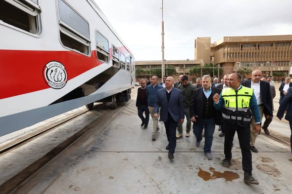 وزير النقل يتفقد ورش كوم أبو راضي ويؤكد على تطوير السكك الحديدية