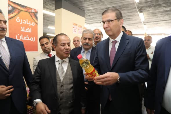 وزير الزراعة يفتتح جناح منتجات الوزارة بجملة ماركت بالمريوطية