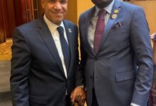 وزير الخارجية يلتقي مدير المركز الأفريقي لمكافحة الأمراض والأوبئة والوقاية منها على هامش قمة الاتحاد الأفريقي