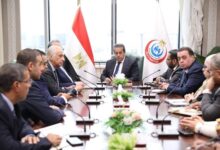 وزير الصحة يعقد اجتماعاً مع شركتي «تكنويڤ» و«ميدبوت» لبحث تفعيل تقنية الروبوت الجراحي