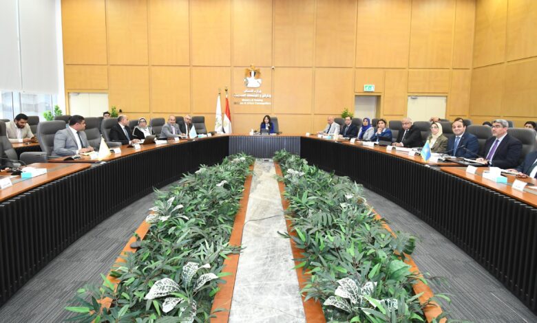 وزيرة الإسكان تعقد اجتماعاً لمتابعة الموقف التنفيذي لمشروع حدائق تلال الفسطاط وزيرة الإسكان تعقد اجتماعاً لمتابعة الموقف التنفيذي لمشروع حدائق تلال الفسطاط