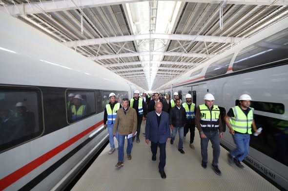 وزير النقل يتفقد ورشة القطار الكهربائي السريع بحدائق أكتوبر وزير النقل يتفقد ورشة القطار الكهربائي السريع بحدائق أكتوبر