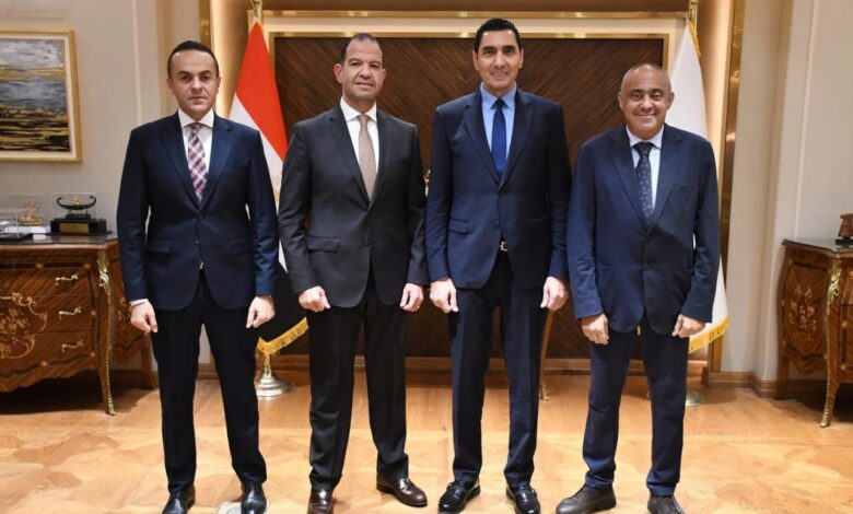 وزير الشباب يستقبل قيادات «المتحدة الرياضية» و«استادات» لبحث التعاون المشترك