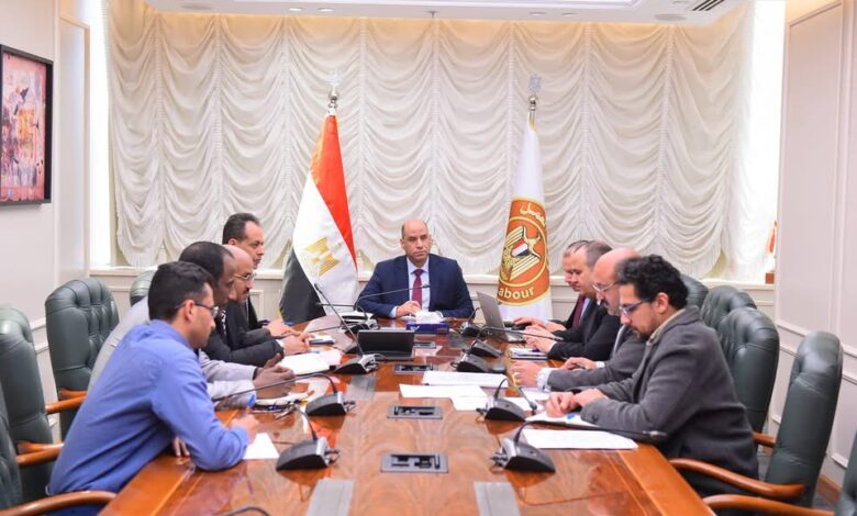 وزير العمل يتابع الاستعدادات الخاصة بالانتخابات النقابية العمالية وزير العمل يتابع الاستعدادات الخاصة بالانتخابات النقابية العمالية