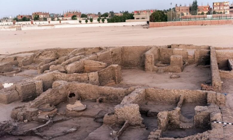 اكتشاف مدينة سكنية من القرن الثامن عشر وجبانة قبطية في موقع شيخ العرب همام بقنا