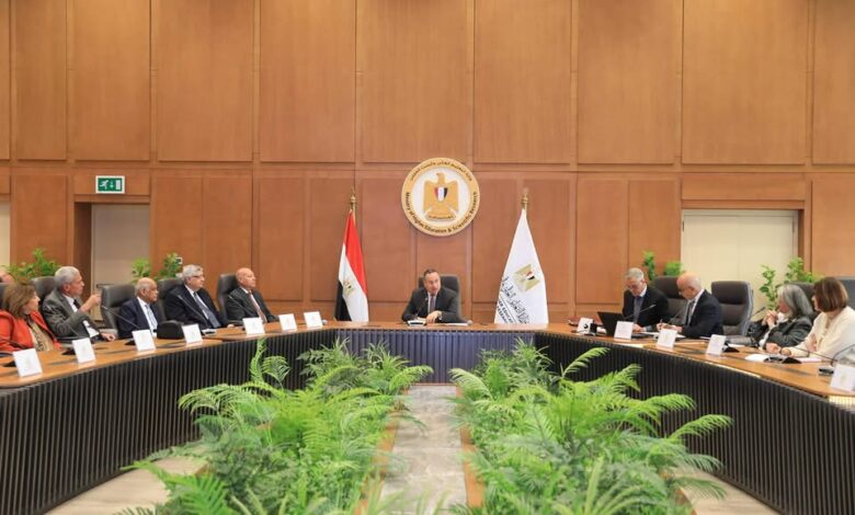 انعقاد الجلسة الإجرائية لجامعة عين شمس الأهلية واختيار محمد عوض تاج الدين رئيسًا لمجلس الأمناء