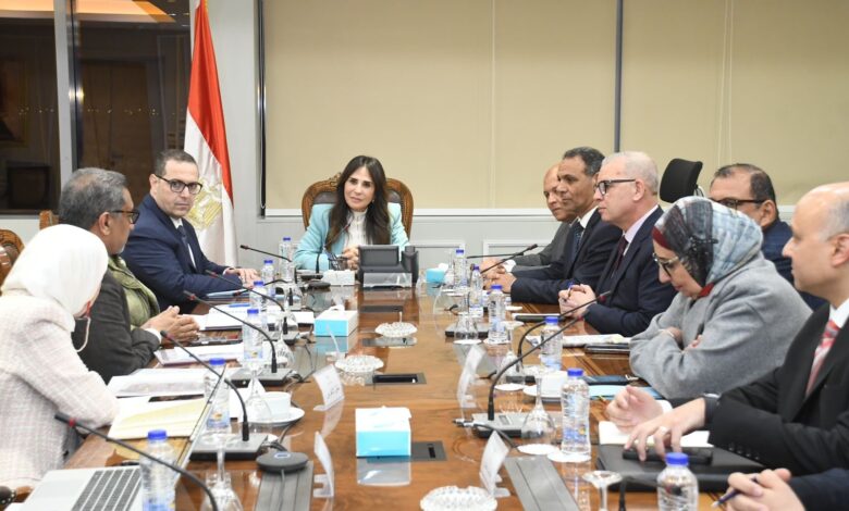 متابعة المبيعات وخطط التسويق.. راندة المنشاوي تجتمع مع مسئولى شركة توريك