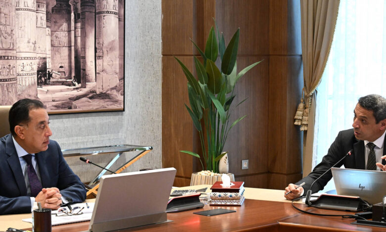 الحكومة تستعرض خريطة الاستثمار ومشروعات الإسكان الجديدة بالسويس الحكومة تستعرض خريطة الاستثمار ومشروعات الإسكان الجديدة بالسويس