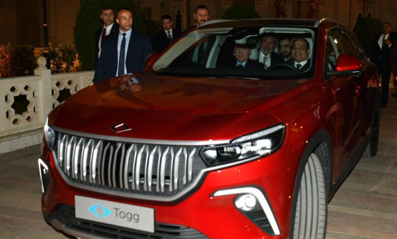 أردوغان يهدي الرئيس السيسي سيارة كهربائية خلال زيارته إلى مصر