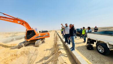 رئيس العبور الجديدة يتابع مشروعات ترفيق الأراضي بالحي 27 
