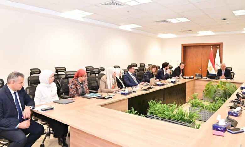 وزير الري يجتمع مع مسؤولي بنك التنمية والإعمار الأوروبي لتعزيز التعاون في قطاع المياه