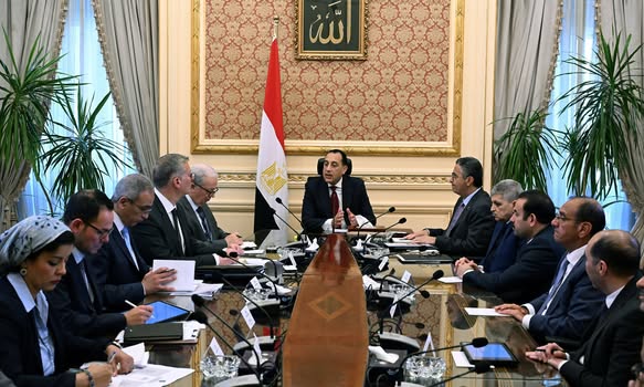 رئيس الوزراء يعقد اجتماعاً لمتابعة موقف توافر مختلف السلع الاستراتيجية رئيس الوزراء يعقد اجتماعاً لمتابعة موقف توافر مختلف السلع الاستراتيجية