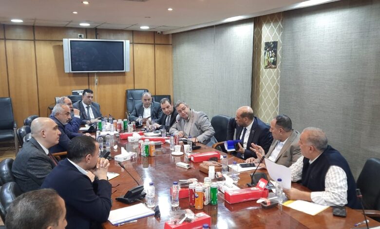 غرفة الصناعات النسيجية تبحث تطوير القطاع وتحديات الأراضي والتمويل