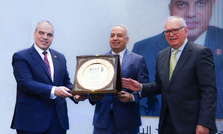 محمد العرابي يكرّم الرئيس التنفيذي لاتحاد المستثمرين الأفرو-آسيوي تقديرًا لدوره في تعزيز الاستثمار محمد العرابي يكرّم الرئيس التنفيذي لاتحاد المستثمرين الأفرو-آسيوي تقديرًا لدوره في تعزيز الاستثمار