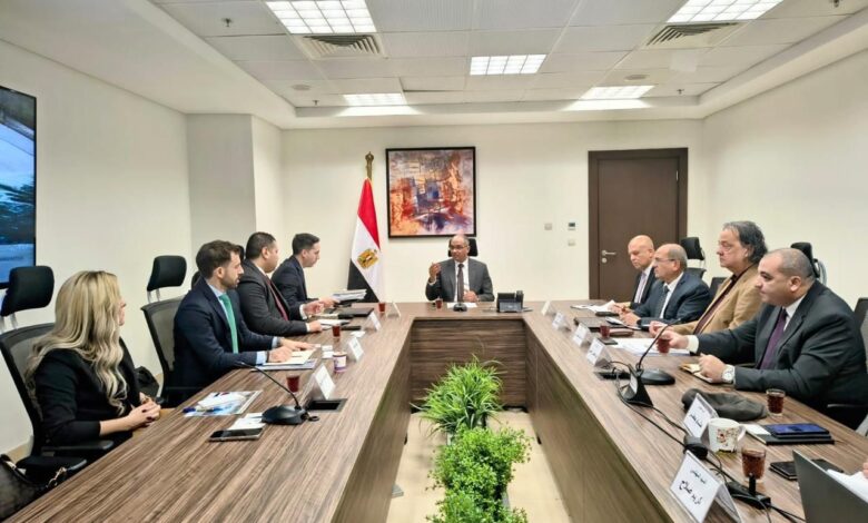نائب وزير الإسكان يبحث مع تحالف إماراتي–إسباني فرص إنشاء وتشغيل محطات تحلية مياه البحر