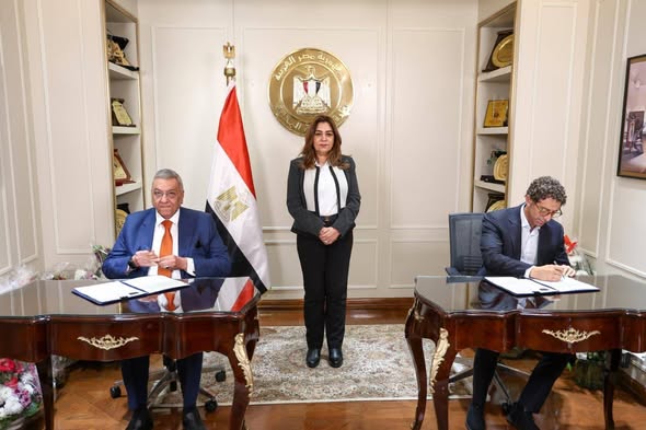 «التنمية المحلية» توقع بروتوكول تعاون مع مؤسسة إم إن تي لتطوير الأراضي غير المستغلة