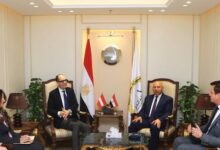 وزير النقل يبحث مع شركة “بلاسر النمساوية” توطين صناعة ماكينات السكة الحديدية في مصر