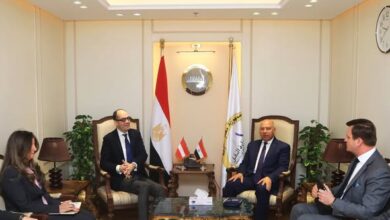 وزير النقل يبحث مع شركة “بلاسر النمساوية” توطين صناعة ماكينات السكة الحديدية في مصر