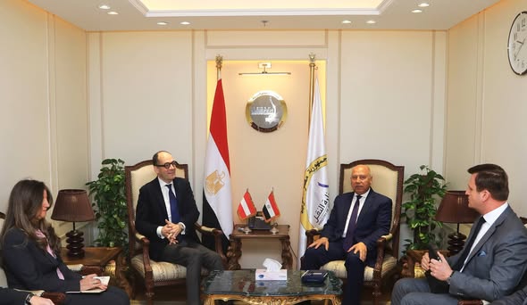 وزير النقل يبحث مع شركة “بلاسر النمساوية” توطين صناعة ماكينات السكة الحديدية في مصر وزير النقل يبحث مع شركة “بلاسر النمساوية” توطين صناعة ماكينات السكة الحديدية في مصر