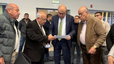 وزير الطيران المدني يراقب حركة التشغيل بمطار القاهرة وسط اضطرابات إقليمية صعبة