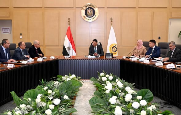 لبحث التحديات..وزير الصناعة يعقد أول اجتماع مع اتحاد الصناعات والغرف الصناعية لبحث التحديات..وزير الصناعة يعقد أول اجتماع مع اتحاد الصناعات والغرف الصناعية
