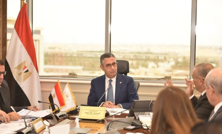 وزير التموين يعقد اجتماعًا موسعًا لمتابعة الاحتياطي الاستراتيجي وتوافر السلع بالأسواق وزير التموين يعقد اجتماعًا موسعًا لمتابعة الاحتياطي الاستراتيجي وتوافر السلع بالأسواق