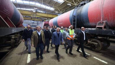 وزير النقل يتفقد ورش عربات جبل الزيتون بالإسكندرية ويؤكد: تعظيم نقل البضائع بالقطارات أولوية استراتيجية